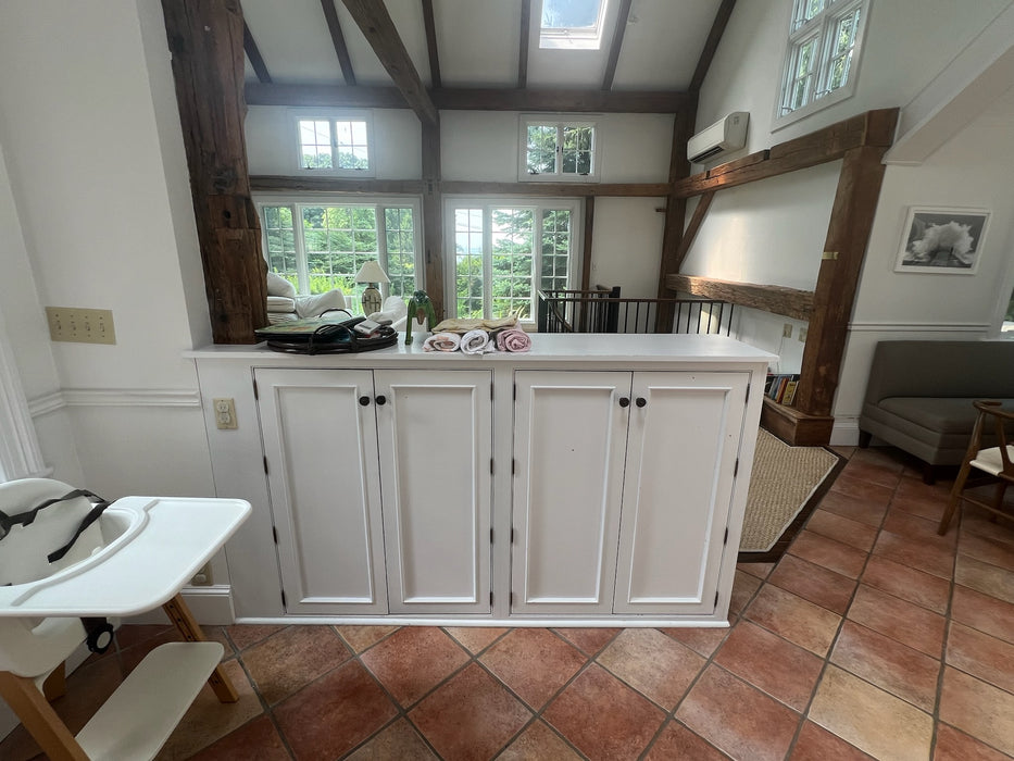 Traditional Inset White Cabinet Set W/ Banquette