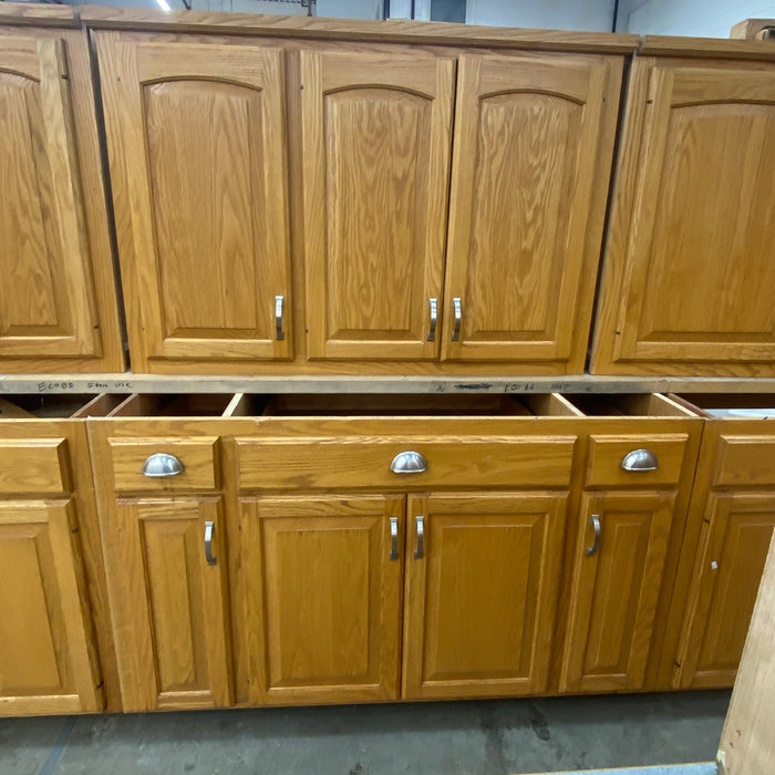 Traditional Honey Oak Raised Paneled Cabinet Set w/Island