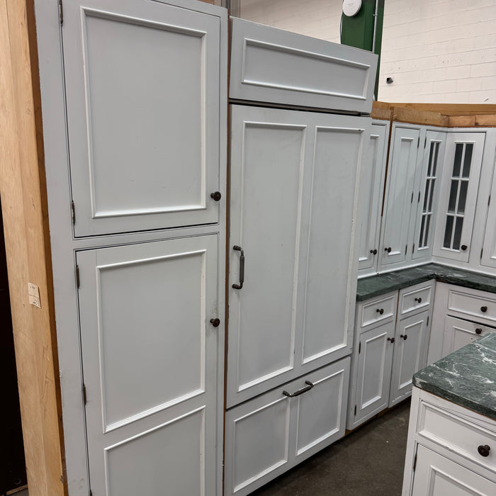 Traditional Inset White Cabinet Set W/ Banquette