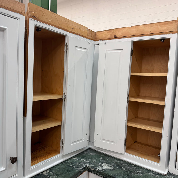 Traditional Inset White Cabinet Set W/ Banquette