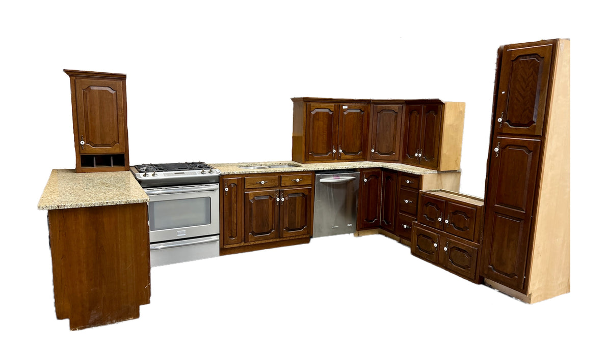 Traditional Raised Panel Cabinet Set w/Peninsula & Granite Countertops